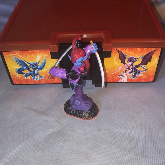 Skylanders Giants figures w/ organizer box - Picture 4 of 8